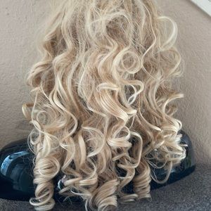 A woman’s wig human hair 26 inches long never been worn no damage